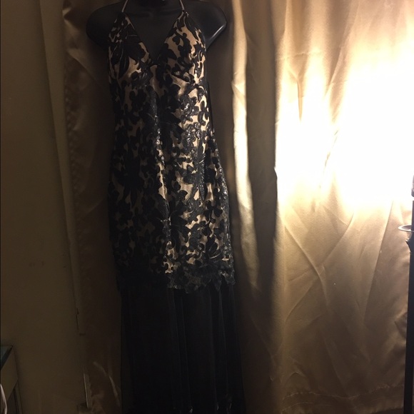 Black in nude dress - Picture 1 of 2