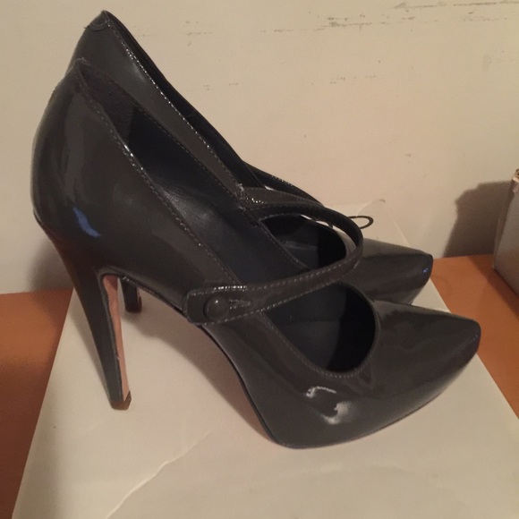 🎀Aldo dark grey patent leather pumps