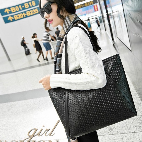 Handbags - Black Shoulder Bag