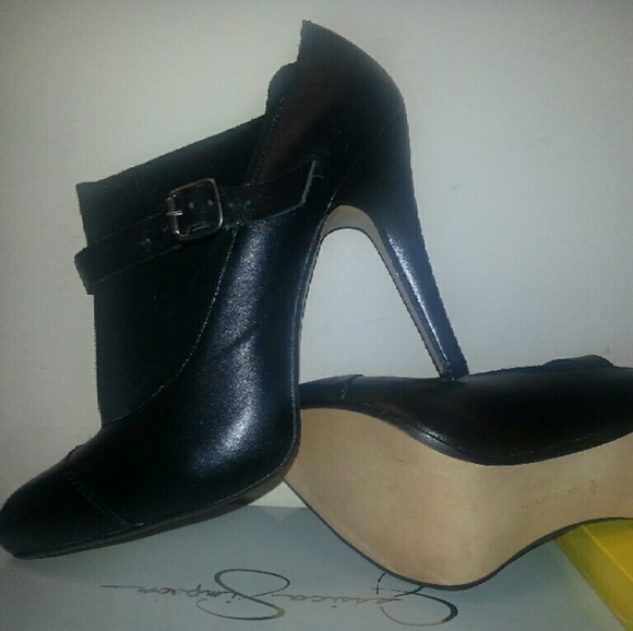 Max Studio black leather & suede pumps