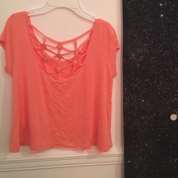 floral design/cutout on the back!