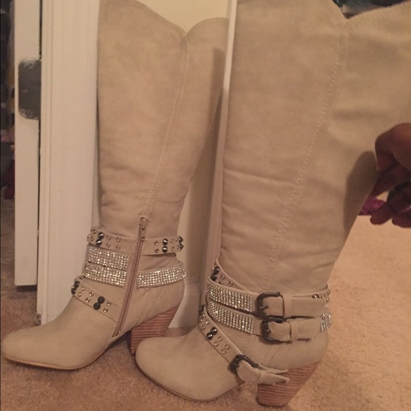 Boots Brand new never worn.. Will take offers.