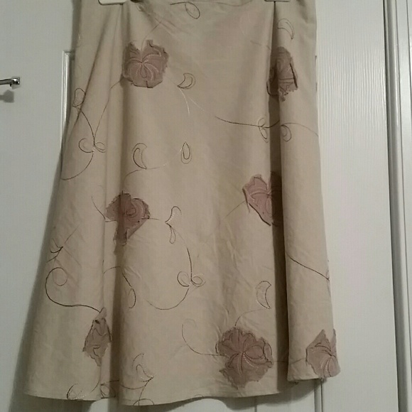 Size 8 embroidered 100% cotton skirt - Picture 4 of 4