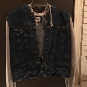 Denim Jacket w/ hoodie. Forever 21. Size: S