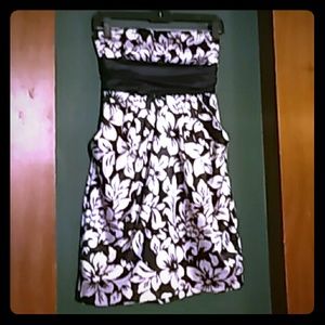 Strapless dress with pockets