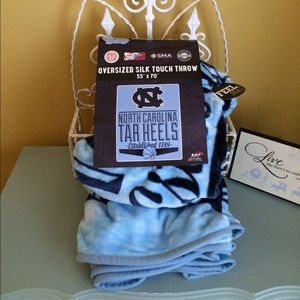 North Carolina Tar Heels Oversized Throw