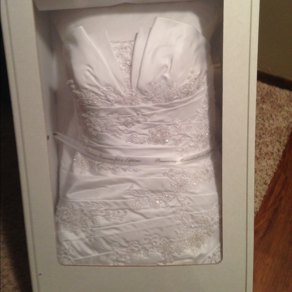 SALE! David’s Bridal wedding dress - Picture 4 of 7