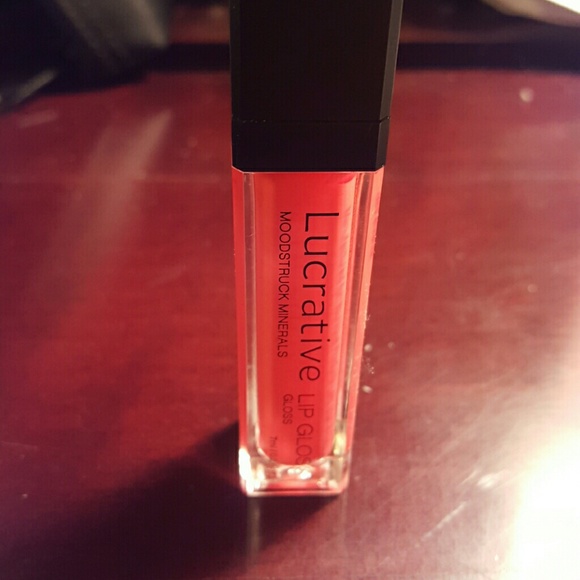 Younique lipgloss