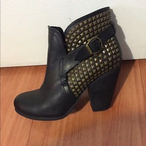 Steve Madden Studded Ankle boots