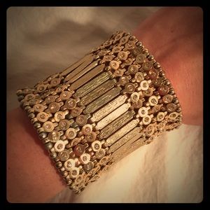 Stretchy gold bracelet with rhinestones