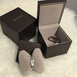 GUCCI
3900L Diamond Encrusted Bezel Watch