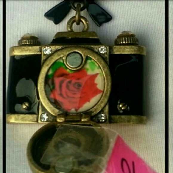 BETSEY JOHNSON NECKLACE~BLACK & ANTIQUE GOLD CAMERA~CRYSTAL SHUTTER~BOW ACCENT - Picture 3 of 6
