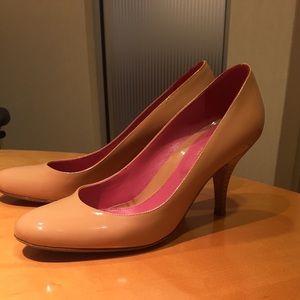 Sergio Rossi mid Heel tan round toe pump.