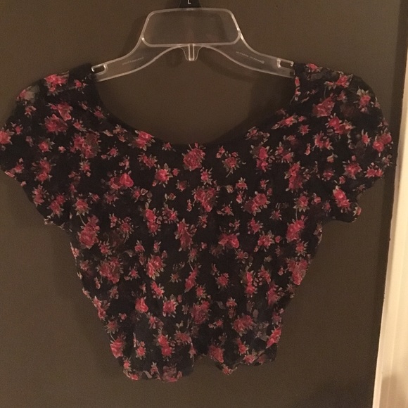 Floral Lace Crop top. Forever21. Size: M