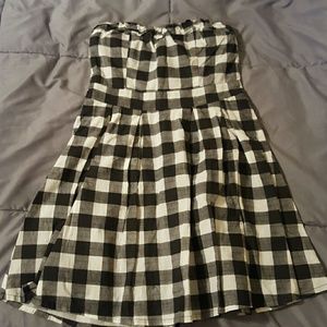 Super cute and flirty checkered strapless dress!
