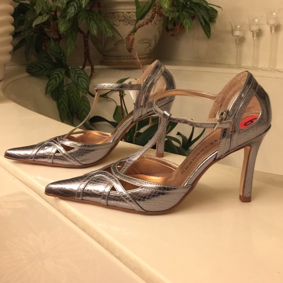 Classic strappy shoes