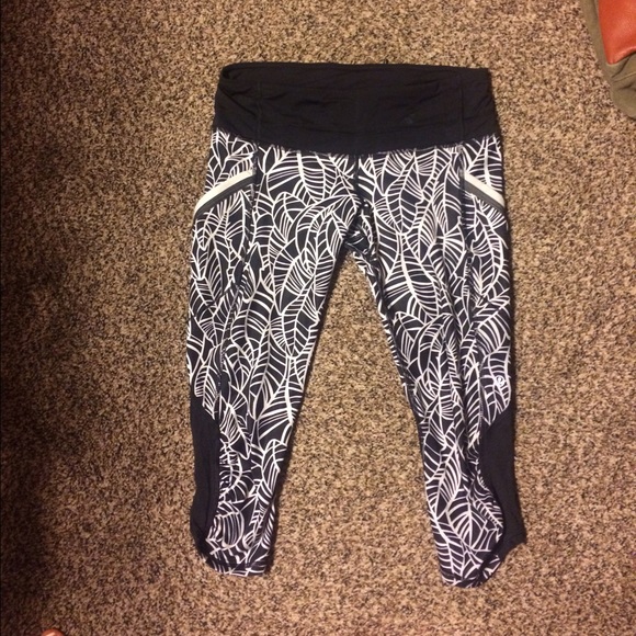 Size 6 lulu crops. Fitted.