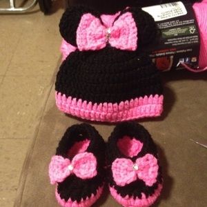 Mini mouse hat and shoes,