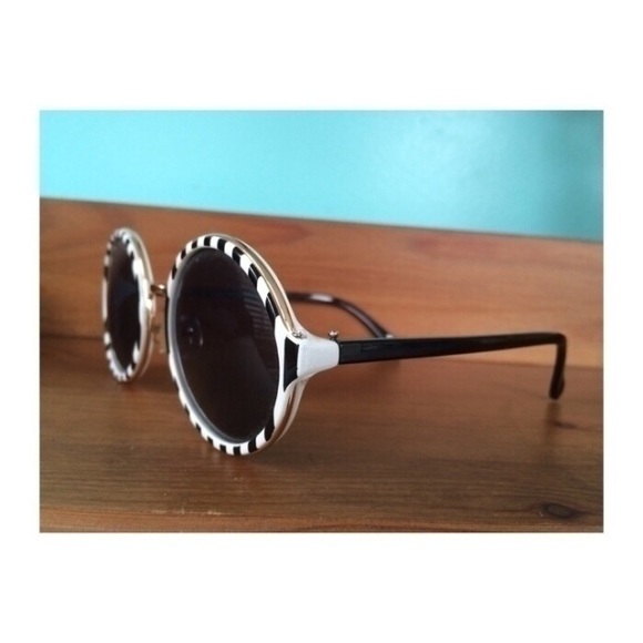 Striped Nasty Gal Sunglasses - Picture 2 of 4