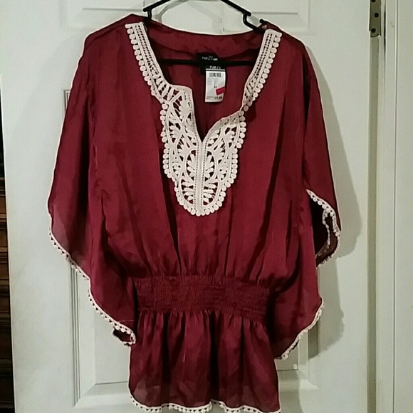 Blouse with lace trim