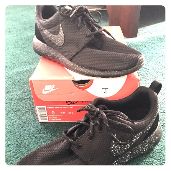 Nike Shoes - Nike Roshe Run