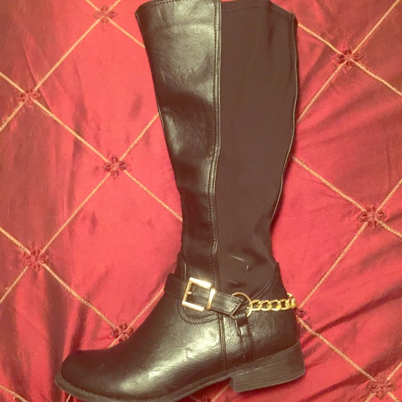 Super cute mid-calf black boots!