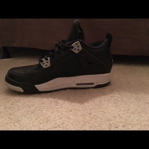 Selling a size 7y in boys, Air Jordan 4 Retro