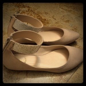 Flats with ankle bracelet decorated with gems