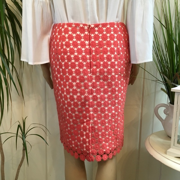 NWOT CROCHET FLORET PENCIL SKIRT CREAM LINING - Picture 4 of 8