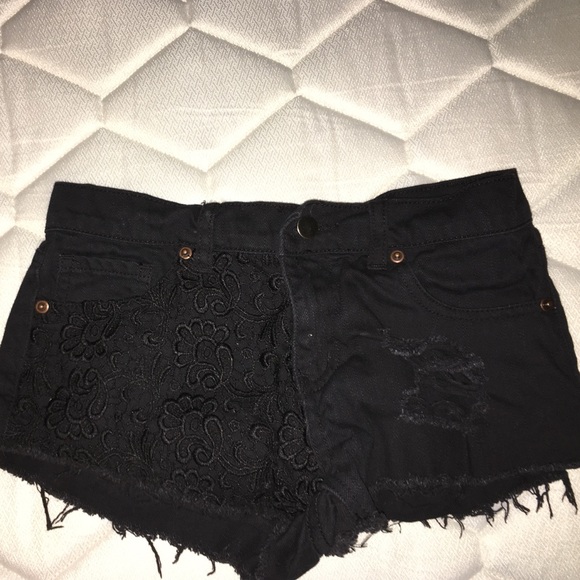 Black shorts - Picture 2 of 3