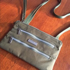 Baggallini wristlet with cross-body strap in green