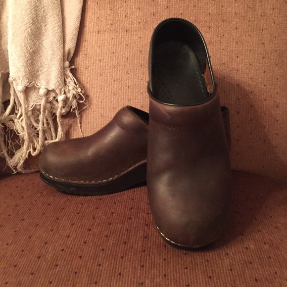Brown like new Danskos