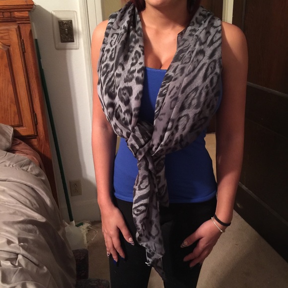 💖Boutique💝gray cheetah 3 in 1 (scarf/swag/ wrap)