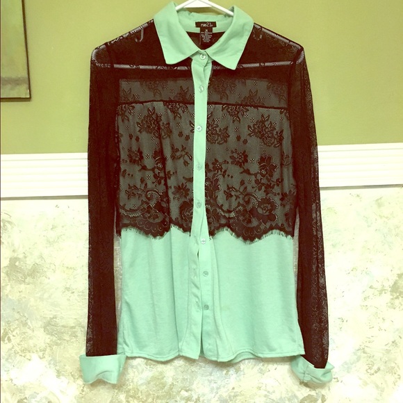 Super cute button down lace sleeve shirt size M - Picture 1 of 3