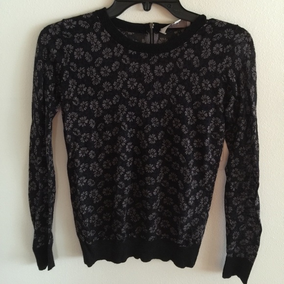 Long sleeved cute floral print in navy top!