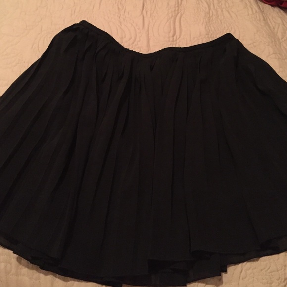 Black pleaded skirt