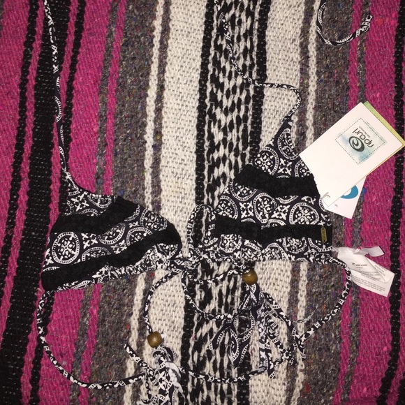 Black and white ripcurl top.