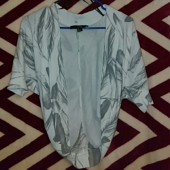 Feather Print Short Pullover