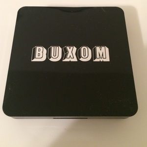 Buxom hot escapes bronzer in maldives
