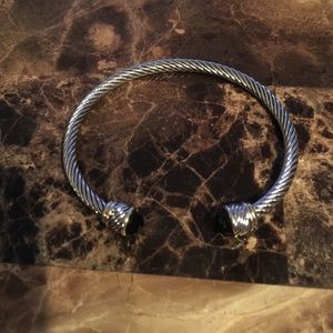 Cable bracelet. Black color stone.