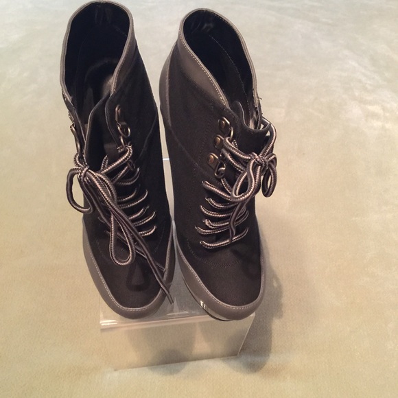 Gently used only for a photo shoot - Picture 2 of 3