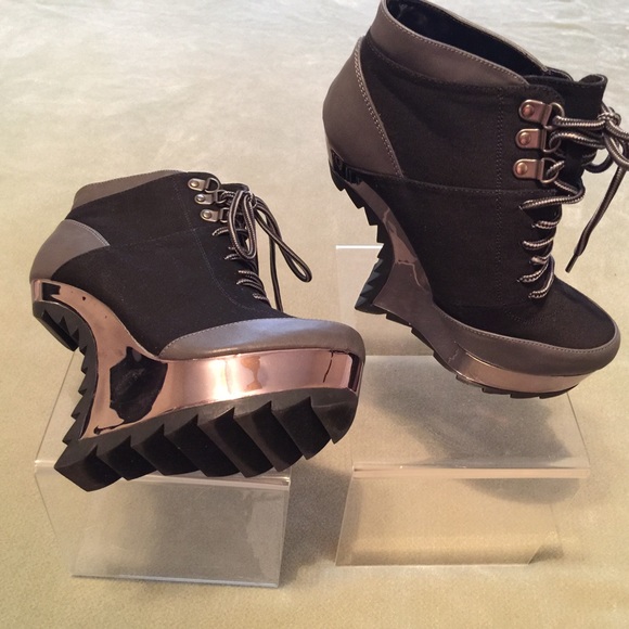 Gently used only for a photo shoot - Picture 3 of 3