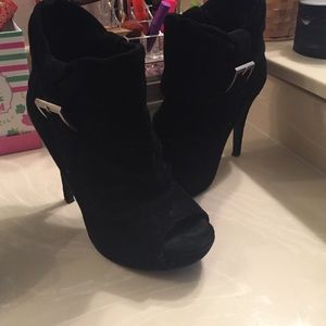 Size 8 black suede Jessica Simpson heeled booties!