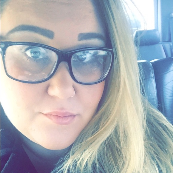 Meet your Posher, Cynthia - Picture 2 of 2