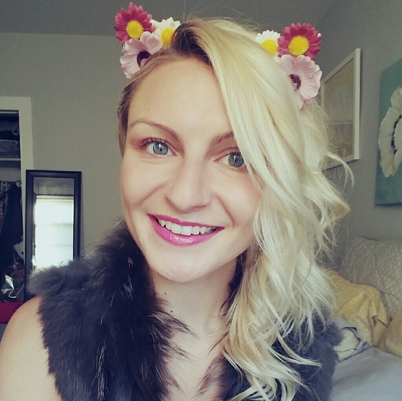 Meet your Posher, Paige🖤 - Picture 4 of 6