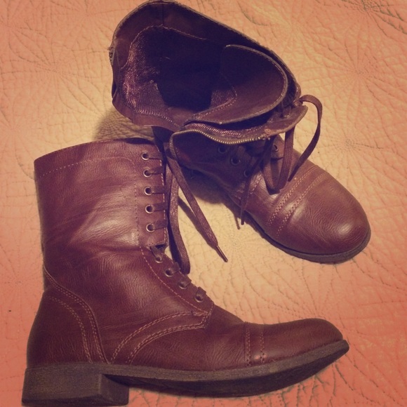 Side zip, lace up boot