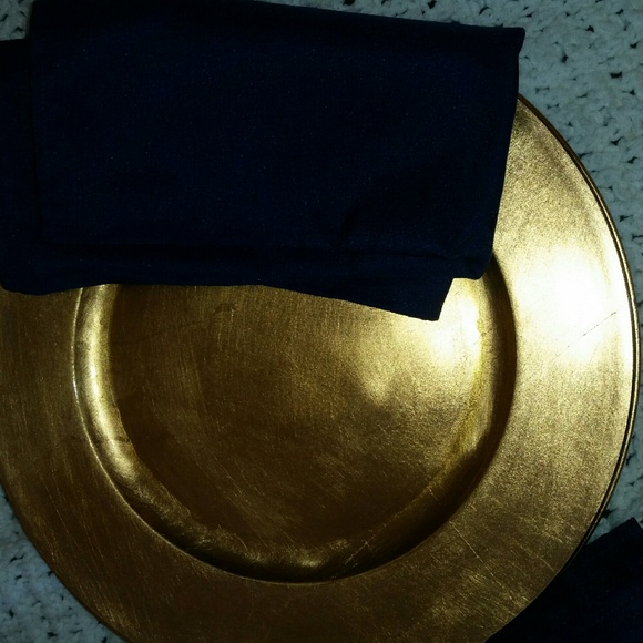 Set of 4 plates & 4 napkins.