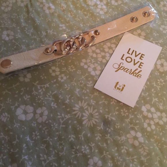 🆑 CLOSET CLEAROUT ⛔️ - Picture 3 of 3