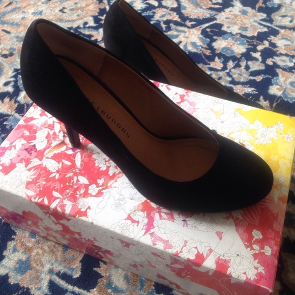 Black pumps