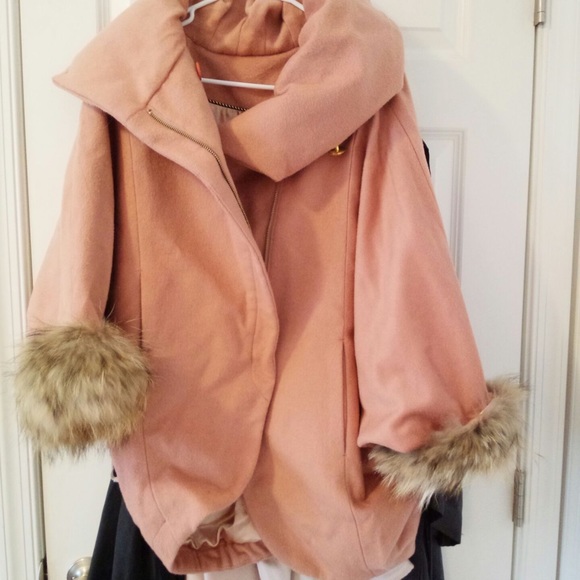 Pink coat with fur！